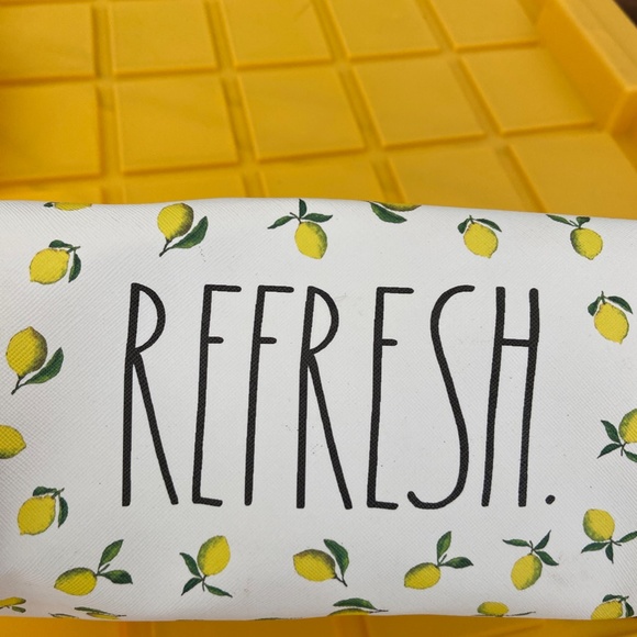 RAE DUNN COMESTIC BAG NWT REFRESH LEMONS DESIGN - Picture 4 of 5